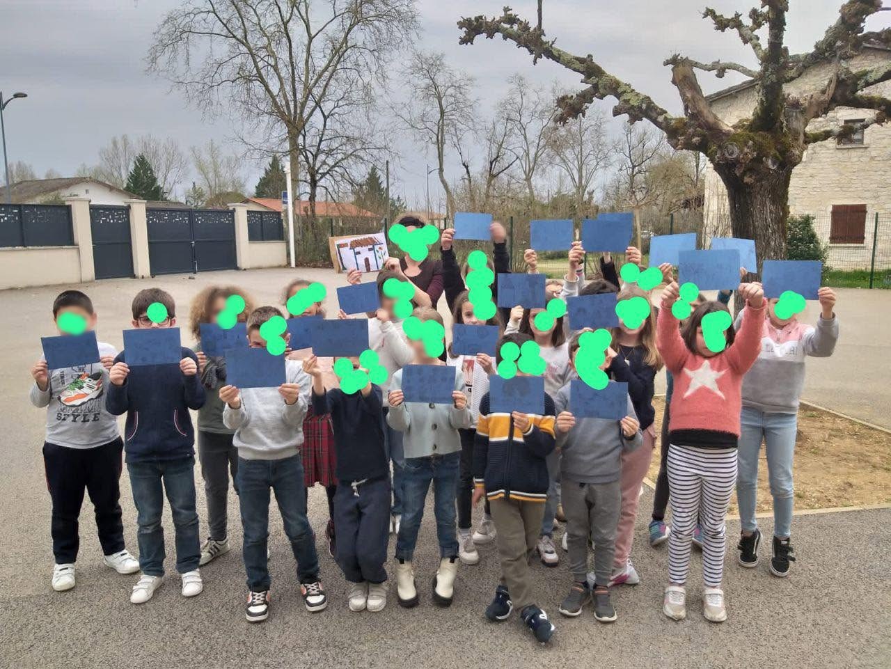 Élèves du primaire présentant leurs projets en classe