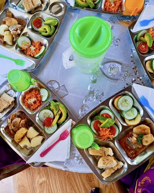 Plateaux repas équilibrés servis aux enfants