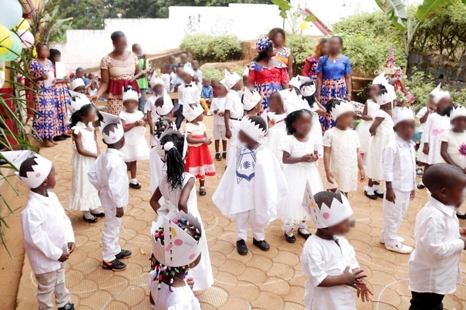 Ronde et danse des enfants de maternelle avec couronnes