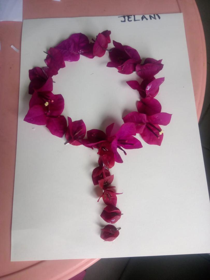 Création artistique en fleurs de bougainvillier réalisée par Jelani