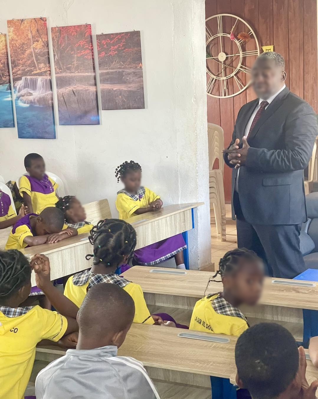 Enseignant échangeant avec les élèves en classe à La Casa Del Chico