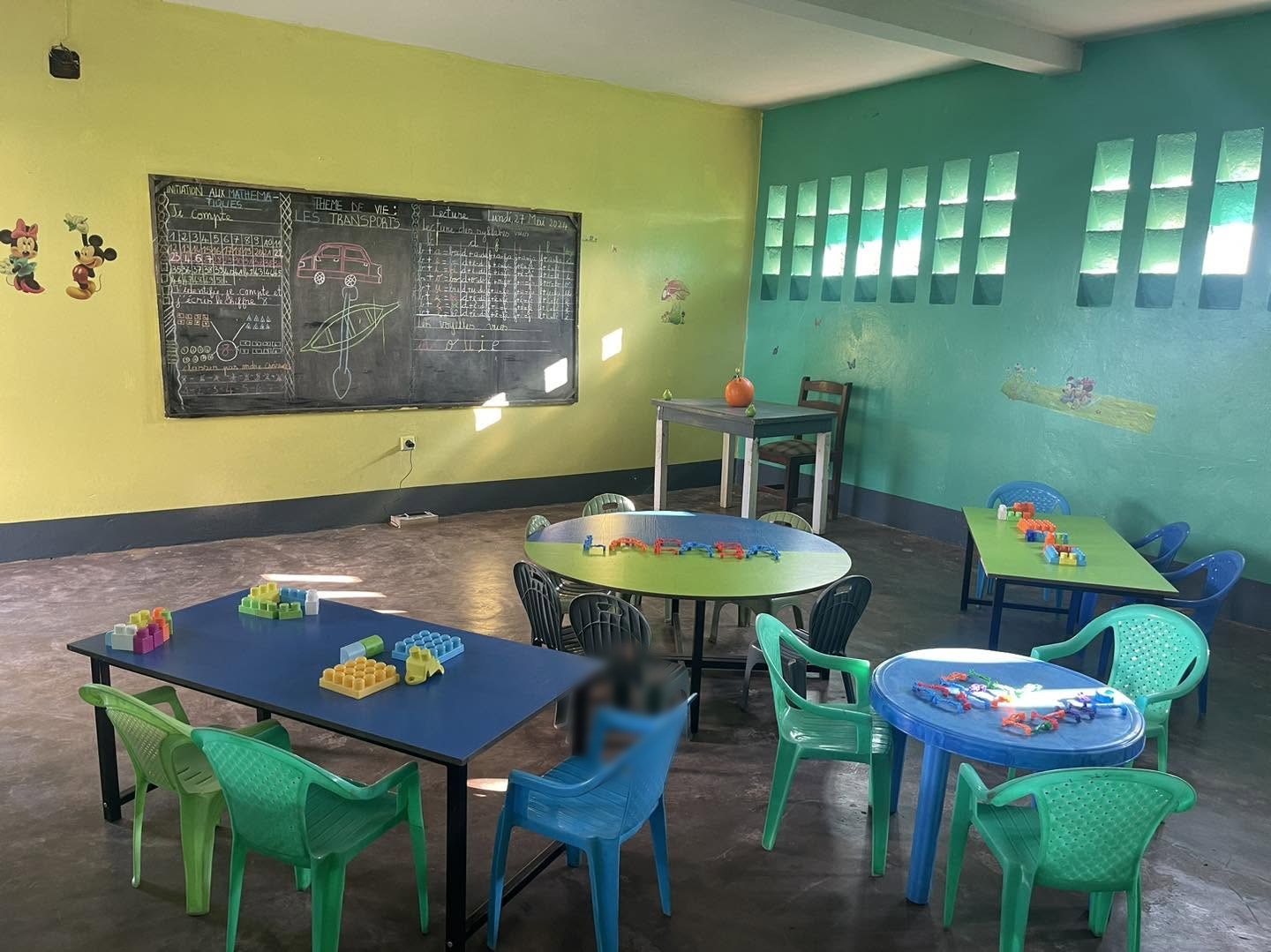 Salle de classe de maternelle avec tables et coins d'ateliers autonomes