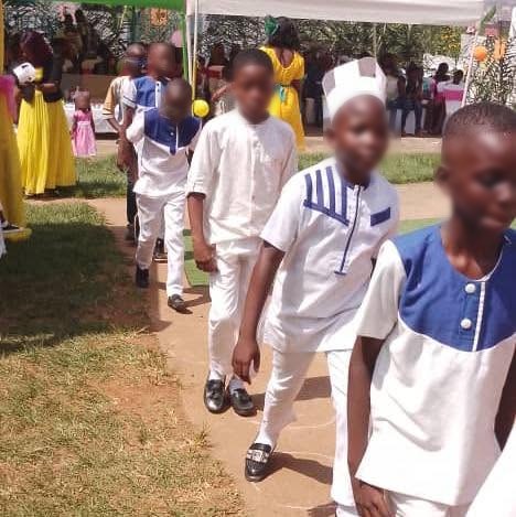 Élèves du primaire en tenue de cérémonie