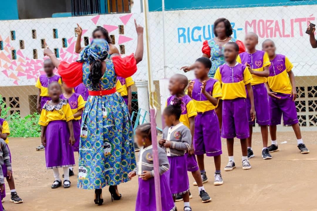 Chorale et spectacle des élèves du primaire dans la cour de La Casa Del Chico