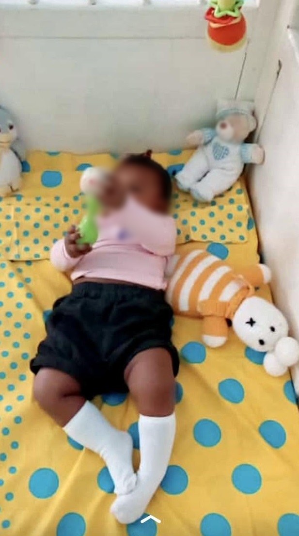 Bébé au repos dans son dortoir sécurisé