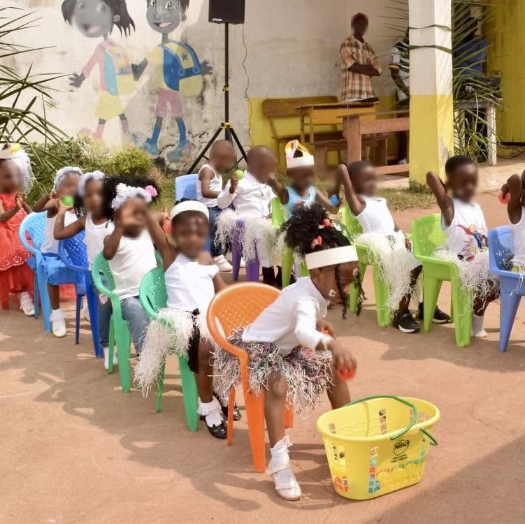 Spectacle des enfants de maternelle dans la cour
