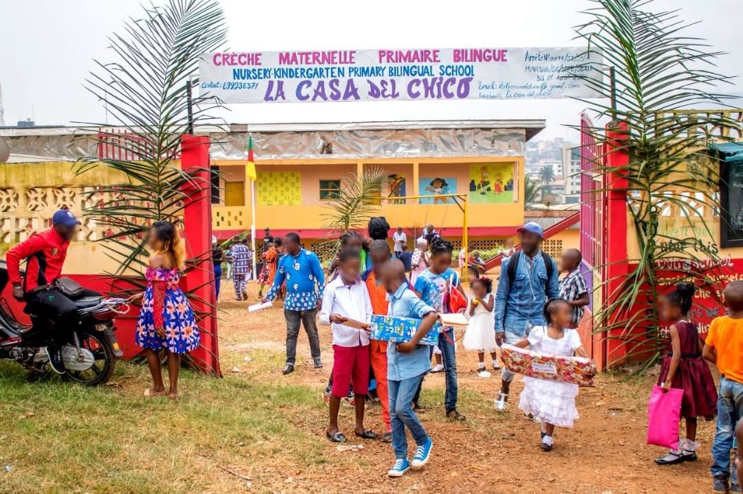 Élèves, parents et enseignants devant l'entrée de La Casa Del Chico un jour de rentrée